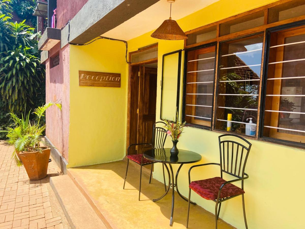 Home Onthe Nile Dorm Джинджа Екстериор снимка